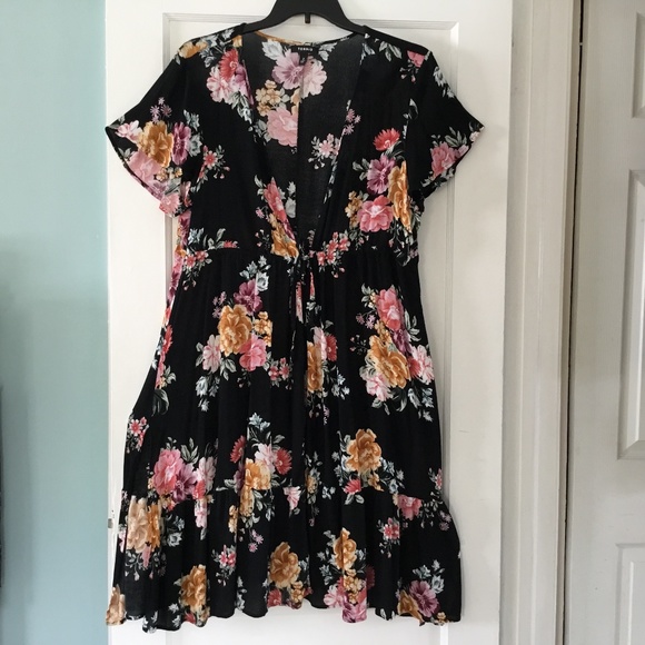 torrid Accessories - Torrid Tie Waist Short Sleeve Kimono Black Pink Gold Floral, size 2, Like New